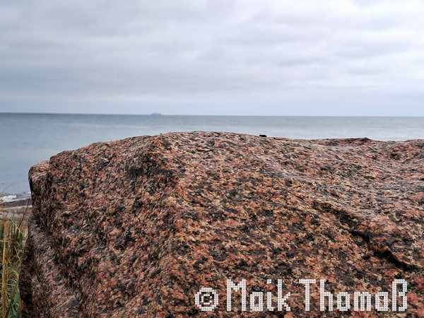 Findling am Strand von Elmenhorst am 02.11.2025
